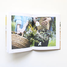 Load image into Gallery viewer, Wreaths Fresh, Foraged &amp; Dried Floral Arrangements
