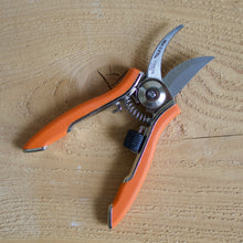 Load image into Gallery viewer, Dramm Compact Pruner
